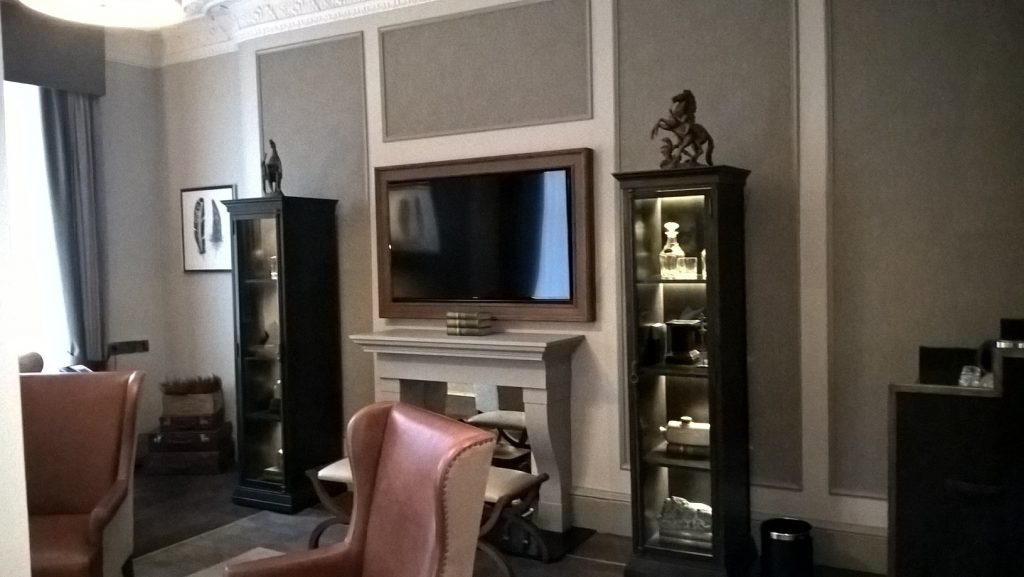 George Hotel (after - living room)